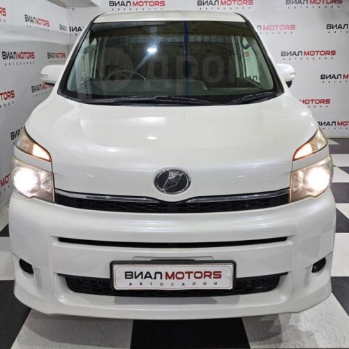 Toyota Voxy 2.0 CVT (158 л.с.) 2011