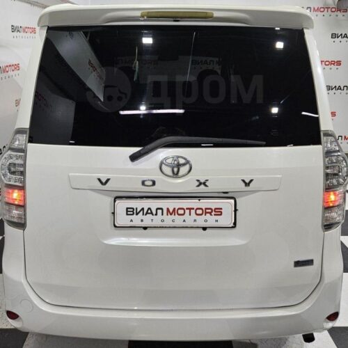 Toyota Voxy 2.0 CVT (158 л.с.) 2011