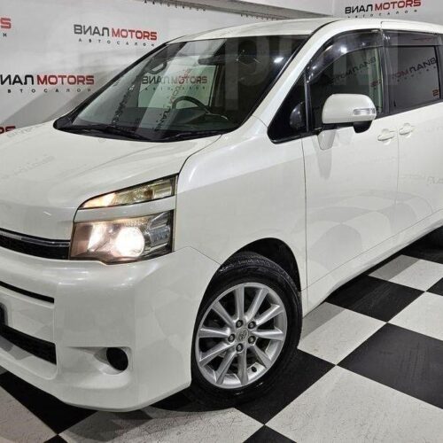 Toyota Voxy 2.0 CVT (158 л.с.) 2011
