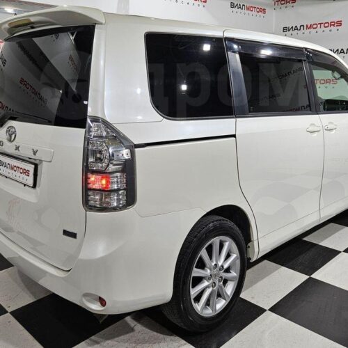 Toyota Voxy 2.0 CVT (158 л.с.) 2011