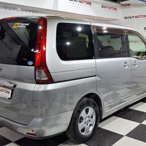 Nissan Serena  2005