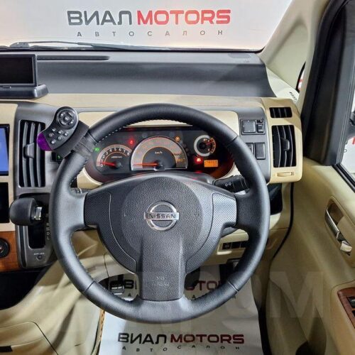 Nissan Serena  2005