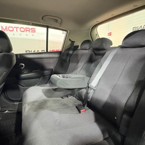 Nissan Tiida  2011