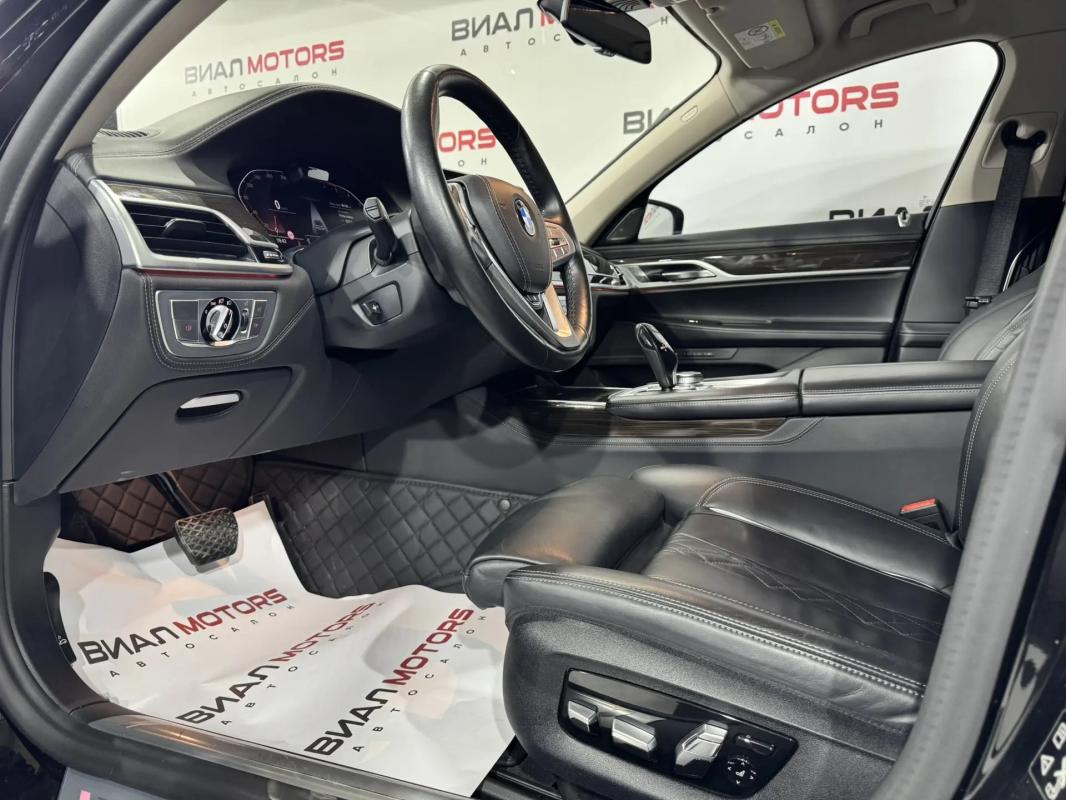 BMW 7 серия 2020