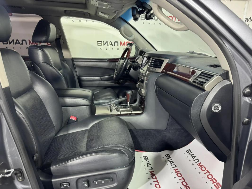 Lexus LX570 2013