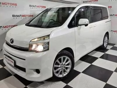 Toyota Voxy 2.0 CVT (158 л.с.) 2011