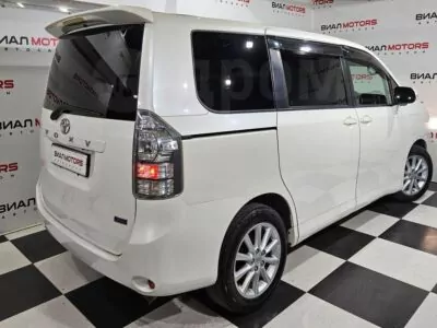 Toyota Voxy 2.0 CVT (158 л.с.) 2011